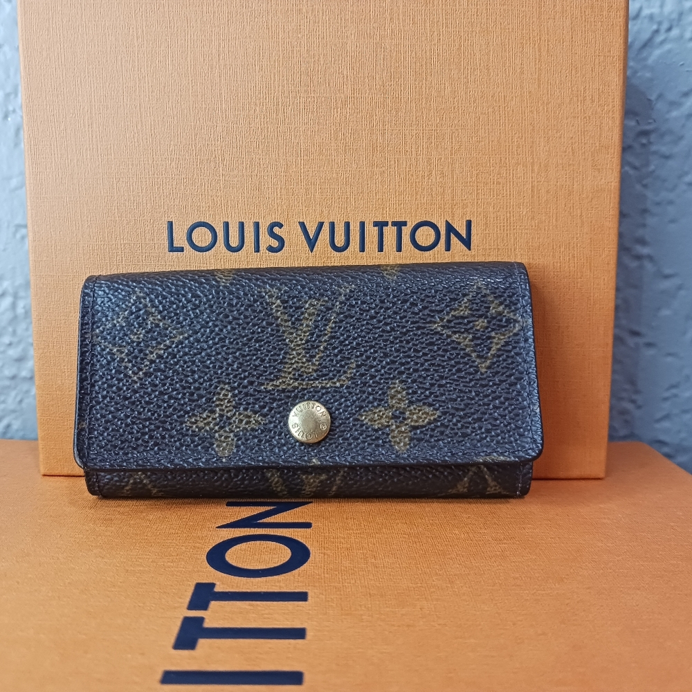 Authentic Louis Vuitton Key holder 🔑